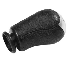 Učitaj sliku u galeriji, Detalj teksture i oblika ručice menjača Ford Focus