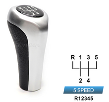 Učitaj sliku u galeriji, Elegantna siva ručica menjača 5 brzina – fokus na šavovima