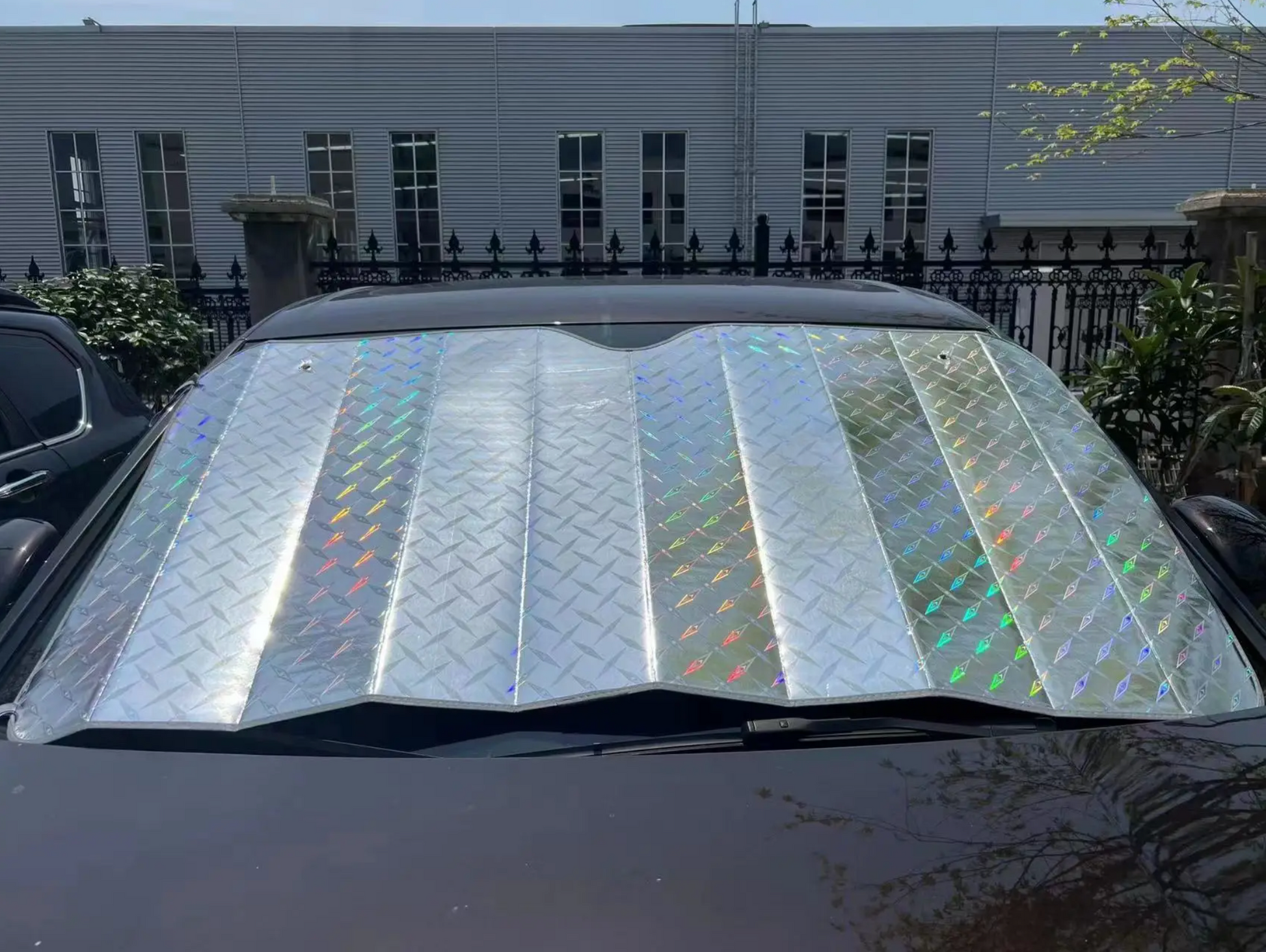 Suncobran za auto Lampa 140x80 cm postavljen na vetrobransko staklo